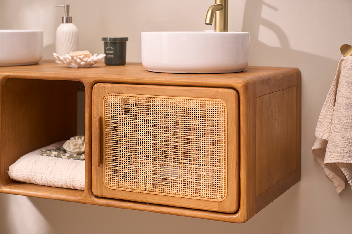 Mobile da bagno sospeso in teak massiccio con intreccio in rattan, vista ravvicinata, che mostra ante e un lavabo.