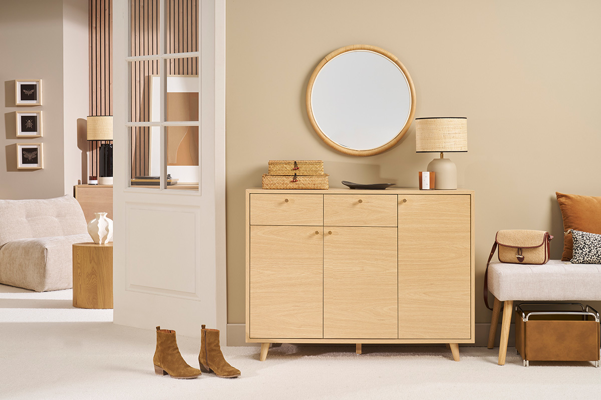 Mobile d'ingresso in legno chiaro con specchio e lampada sopra, vista frontale.