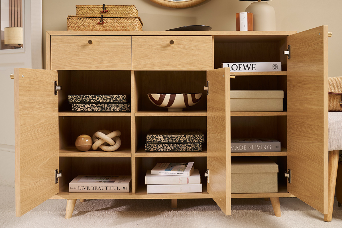 Mobile d'ingresso in legno chiaro con porte aperte, vista frontale, oggetti decorativi all'interno.