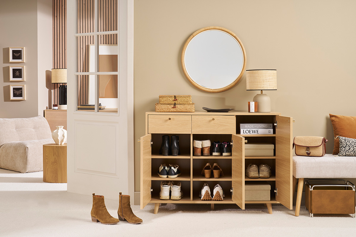 Mobile da ingresso in legno chiaro e metallo dorato con porte aperte, scarpe e accessori esposti, vista frontale.