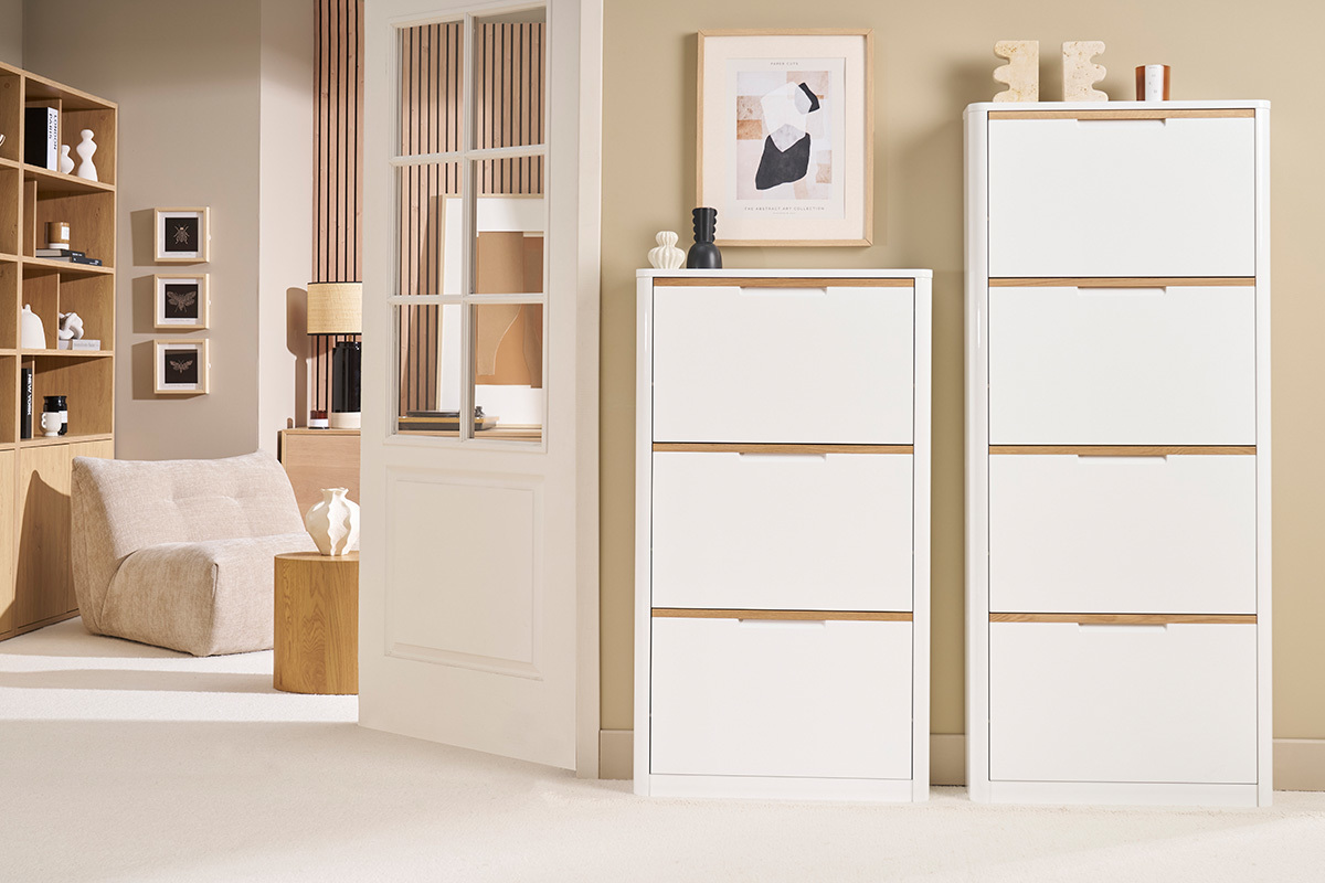 Due mobili per scarpe bianchi KIRK con ante ribaltabili in un interno moderno.