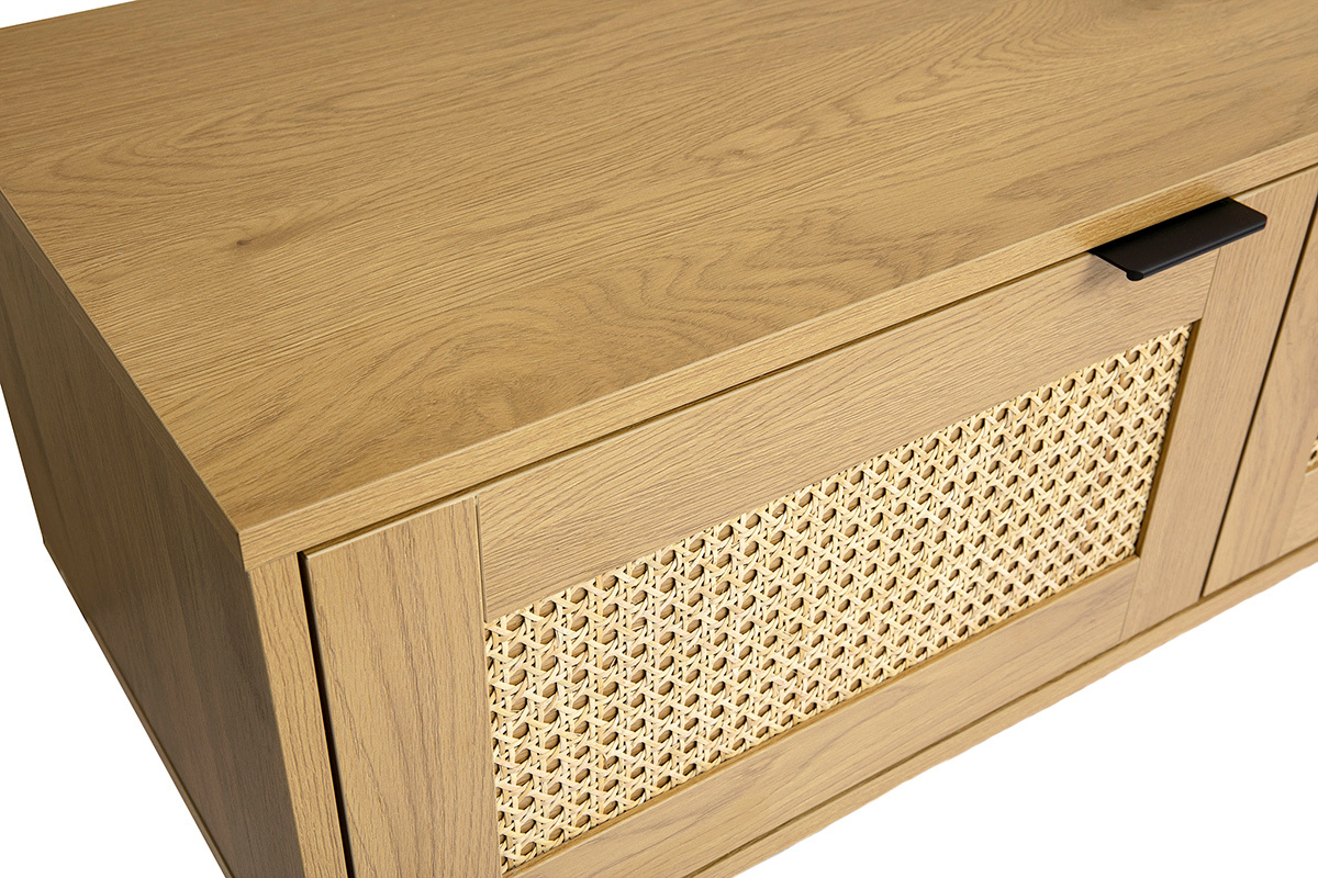Mobile porta TV da parete in legno chiaro con porte in rattan intrecciato, vista ingrandita.