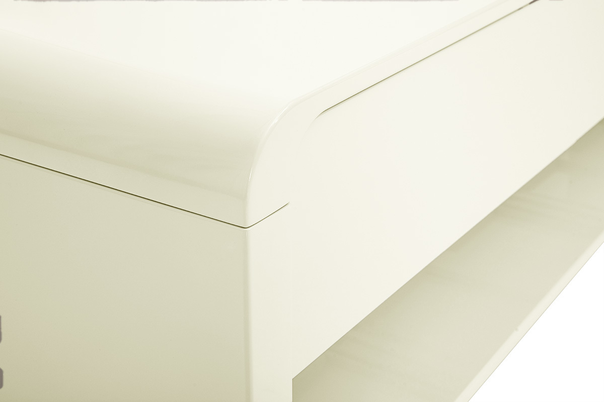 Angolo arrotondato di un mobile TV beige lucido con cassetto visibile.