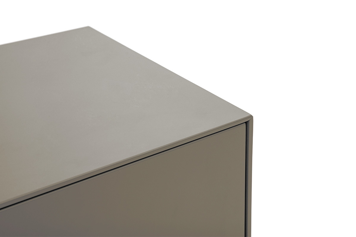 Angolo superiore del mobile TV di design grigio laccato opaco, vista da vicino.