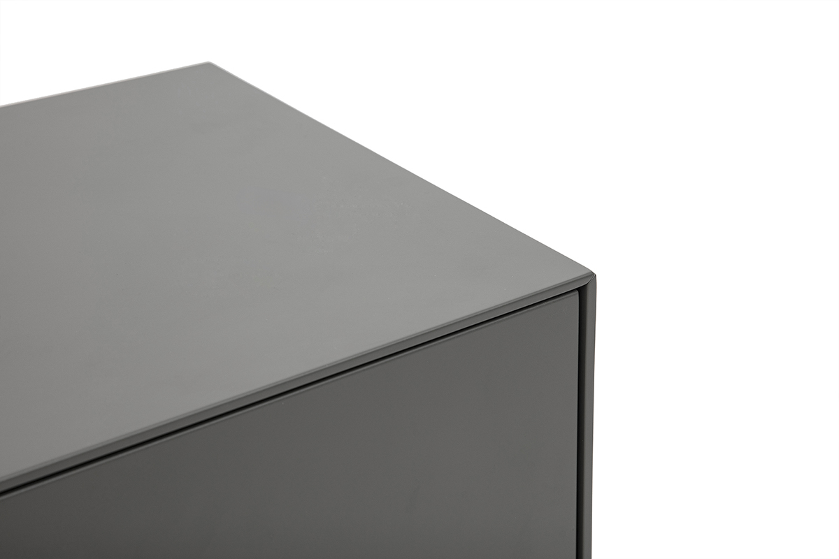 Primo piano di una superficie di mobile TV grigio lucido, vista ingrandita.