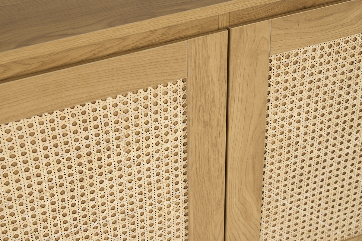 Pannello del mobile TV SEVILLE con intreccio in rattan e finitura in legno chiaro.