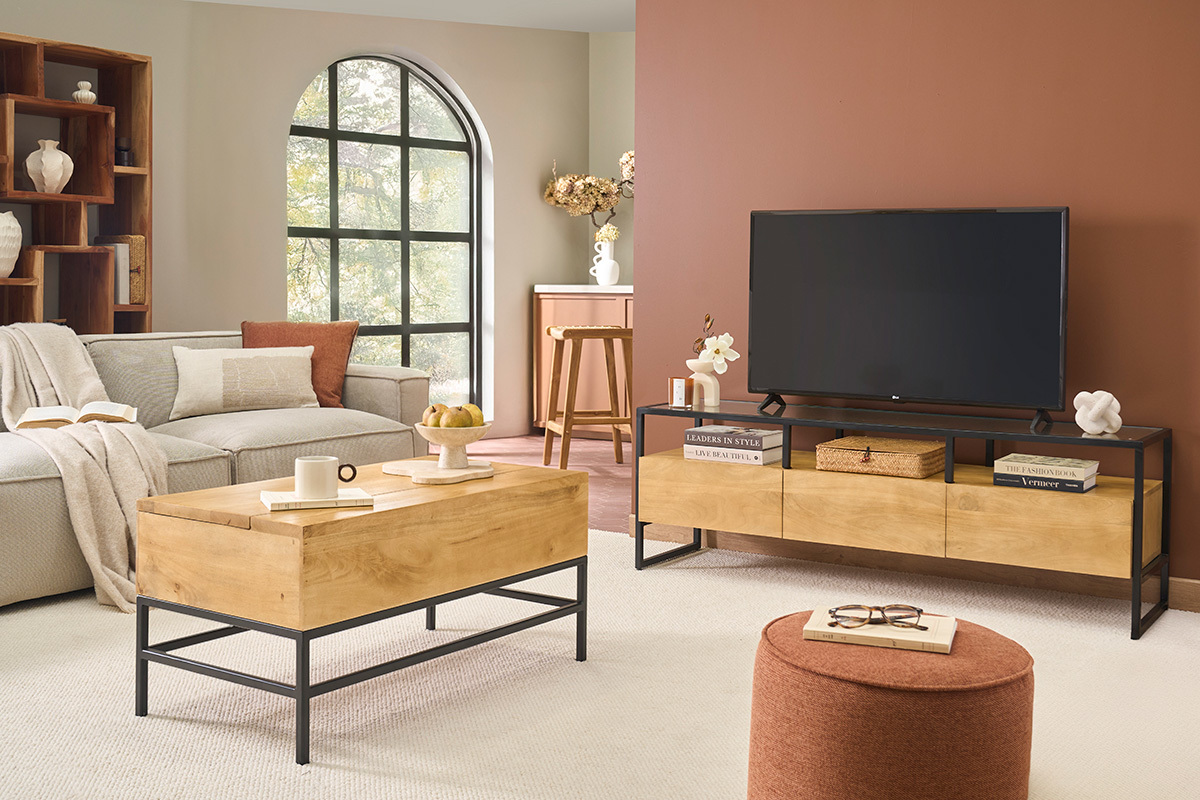 Mobile TV in legno di mango con contenitori, vetro e metallo nero, L150 cm, in un soggiorno moderno.