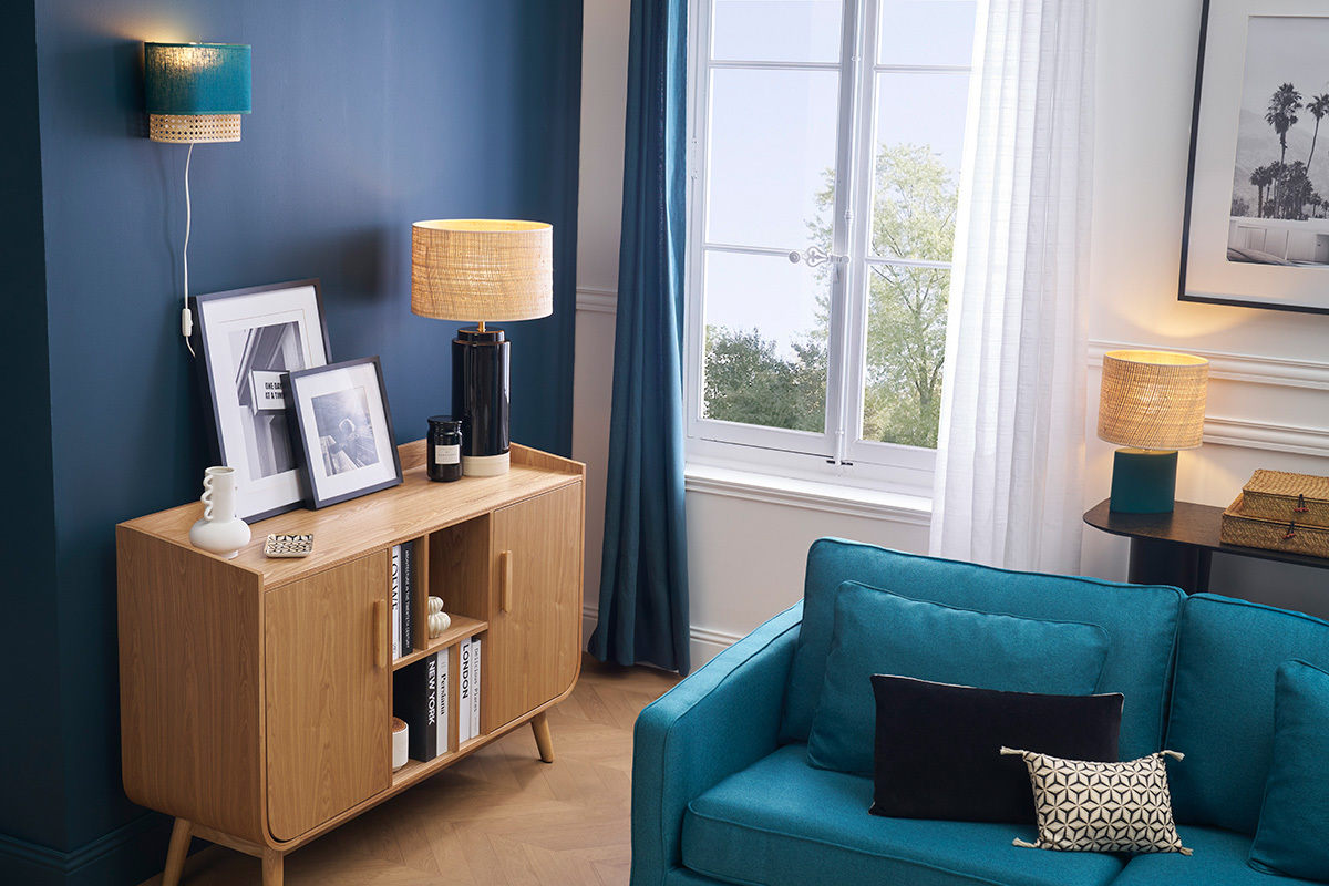 Buffet scandinavo in legno chiaro con decorazioni, vista dall'interno.