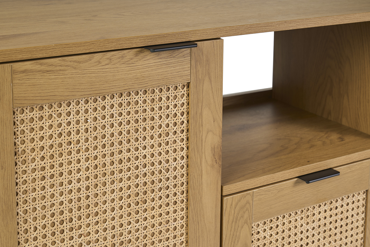 Mobile da bagno in legno chiaro con pannelli in rattan, cassetto nero, vista ravvicinata