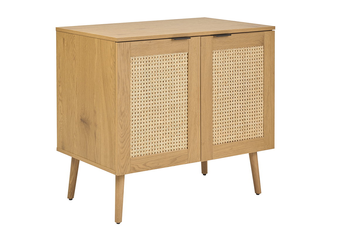 Mobile da bagno in legno chiaro con frontali in rattan intrecciato, vista a tre quarti.