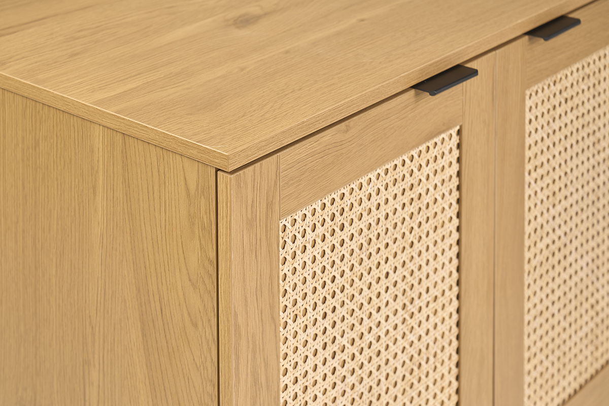 Mobile da bagno in legno chiaro con frontale in intreccio di rattan, vista ravvicinata delle ante e del piano.