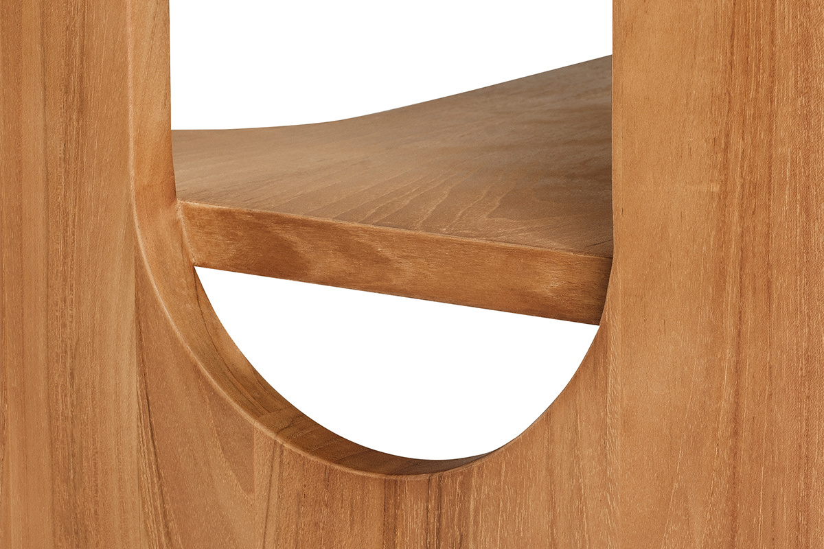 Dettaglio del mobile da bagno in legno massello di teak, vista ravvicinata sulla mensola e sul taglio rotondo.