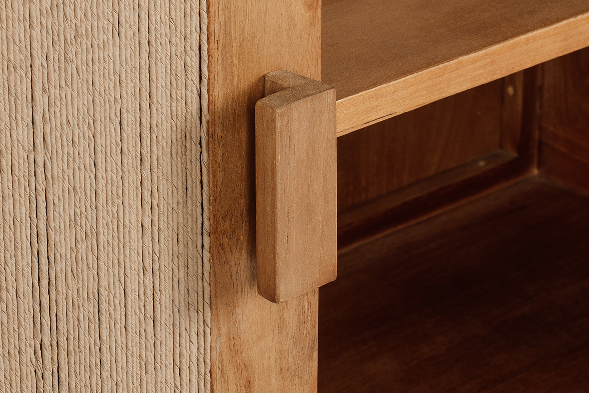 Primo piano sulla maniglia in legno del mobile da bagno MOSSA con corda intrecciata.