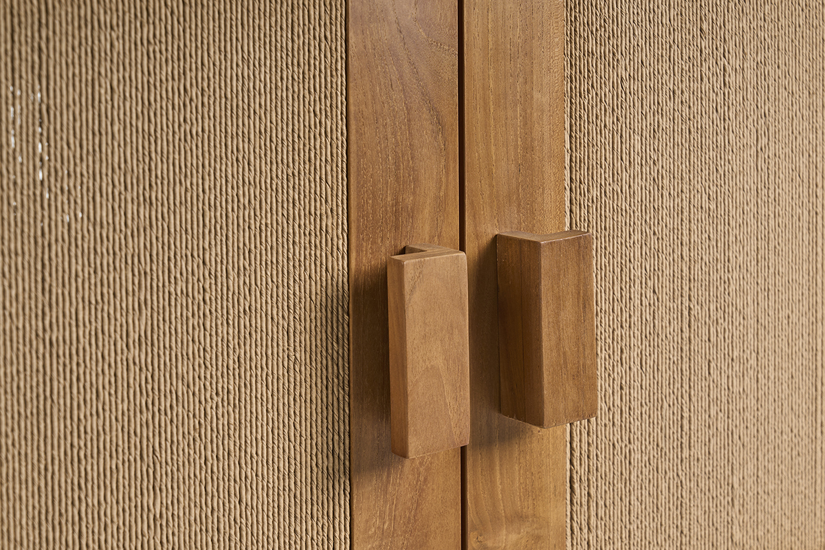 Dettaglio del mobile da bagno in teak massello e corda intrecciata, vista ravvicinata delle maniglie e delle ante.