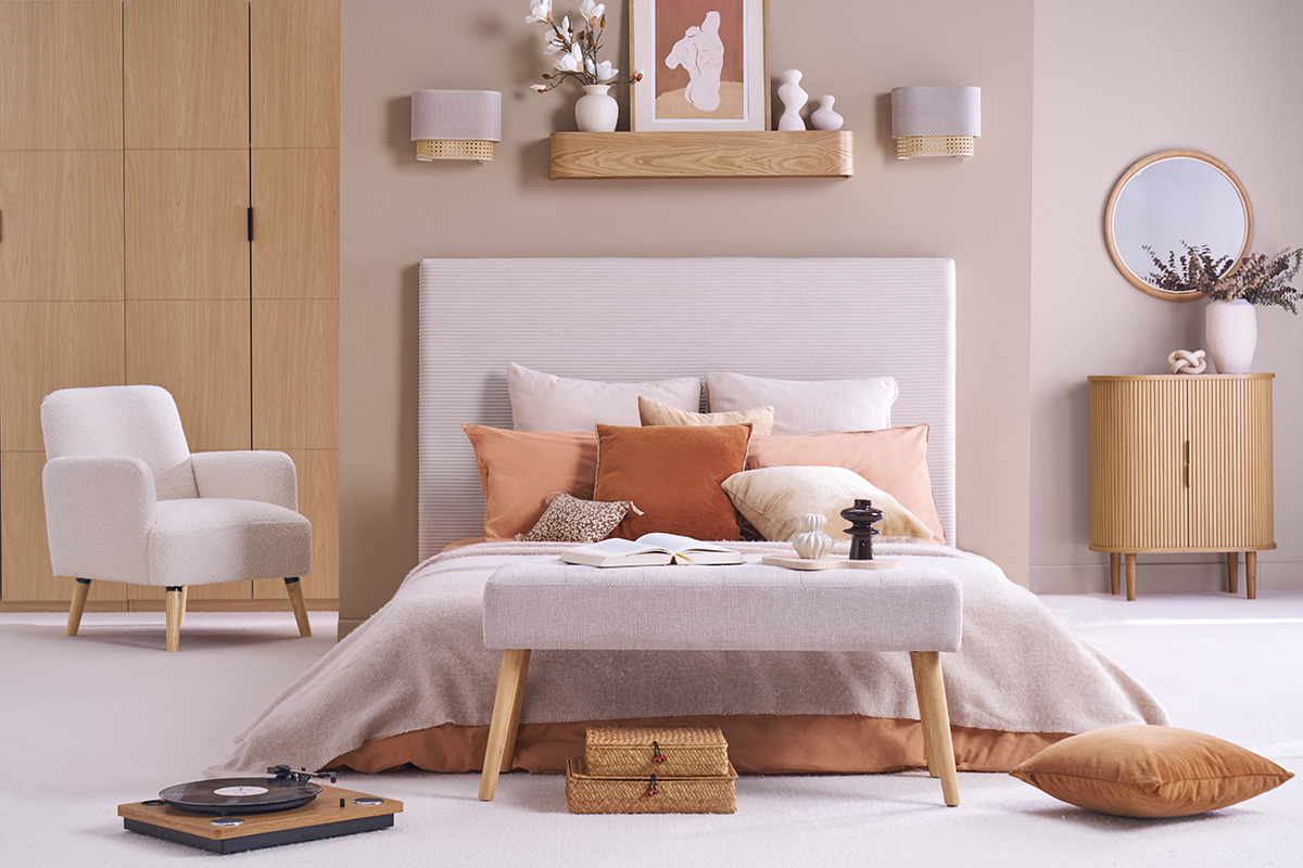 Panca scandinava lavorazione capitonn in tessuto effetto velluto testurizzato beige e legno chiaro L96 cm GUESTA