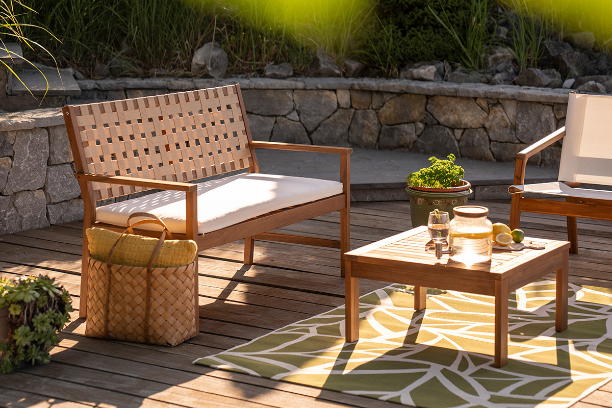 Panchina da giardino in legno massiccio 2 posti con cuscino bianco e cinghie L114 cm SANTANA