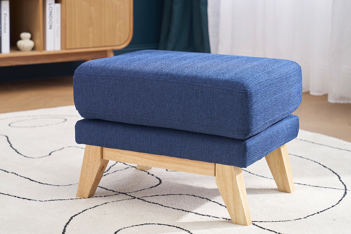 Pouf scandinavo blu scuro con piedi in legno chiaro, vista laterale.