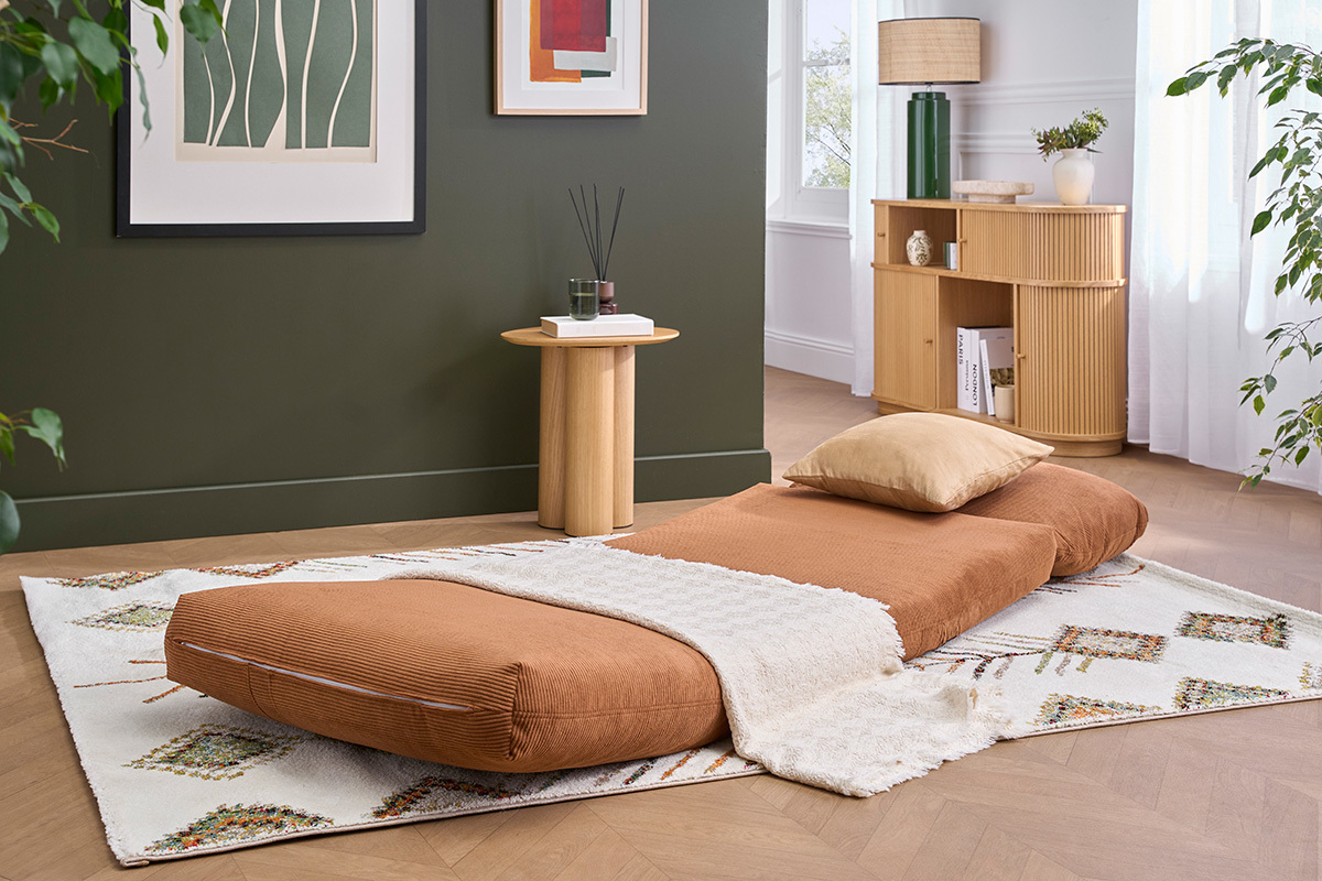 Poltroncina SPENCER in velluto a coste terra bruciata, aperta in un salotto con decoro.