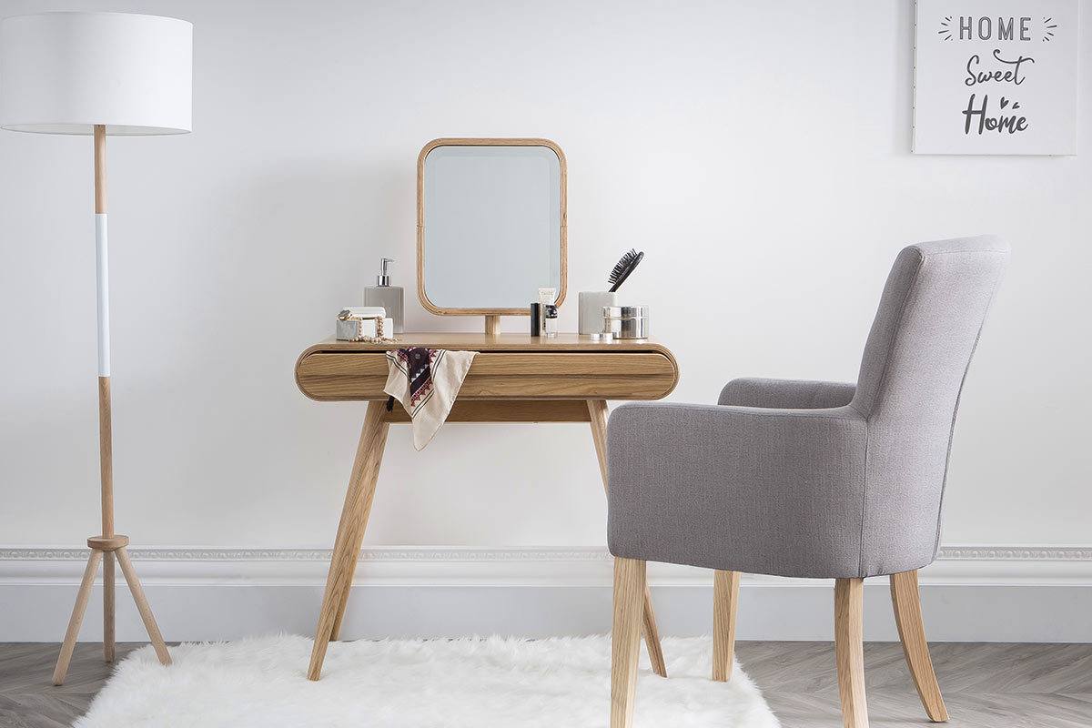 Poltrona classica, in tessuto, colore: naturale, con piedi in legno chiaro, modello: LAZARRE