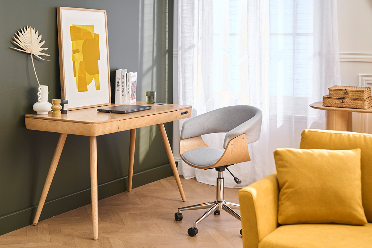 Sedia da ufficio OKTAV in tessuto grigio chiaro e legno chiaro vicino a una scrivania in legno, vista dall'interno.