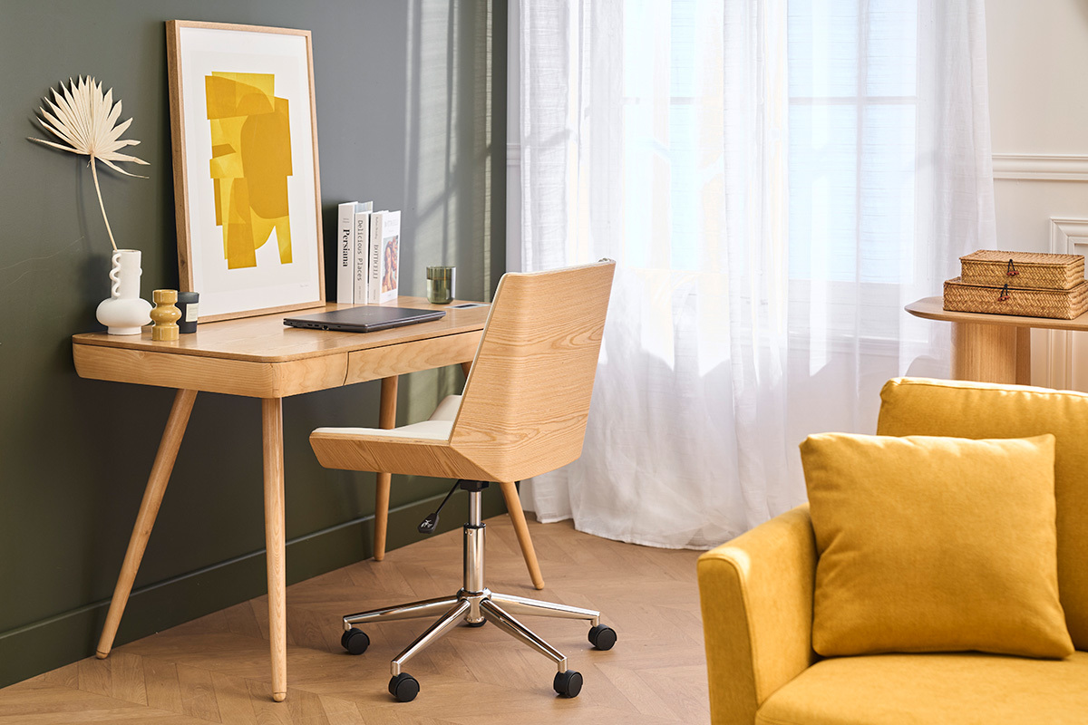 Sedia da ufficio con ruote MELKIOR in legno chiaro, vista posteriore, a una scrivania in legno.