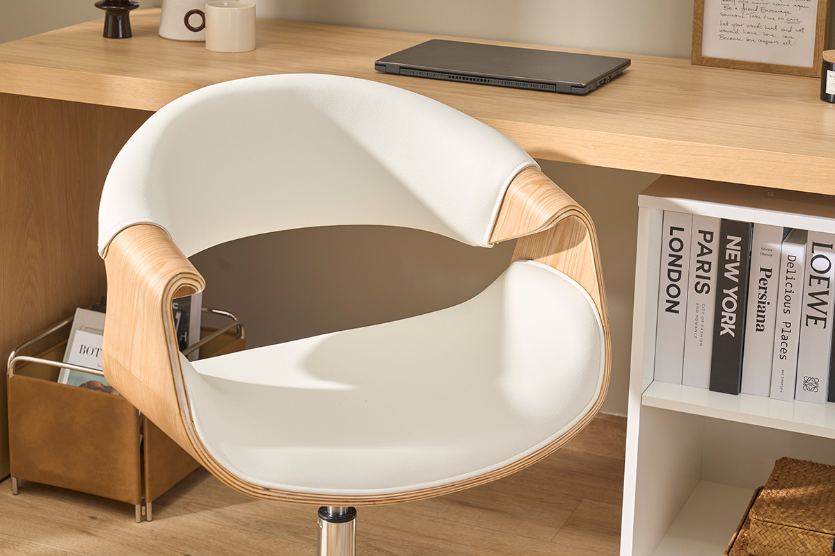 Sedia da ufficio ARAMIS bianca e legno chiaro davanti a una scrivania in legno.
