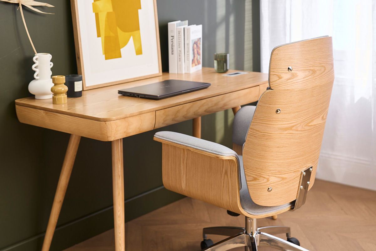 Sedia da ufficio ELON in legno chiaro, vista da dietro, di fronte a una scrivania in legno con accessori.