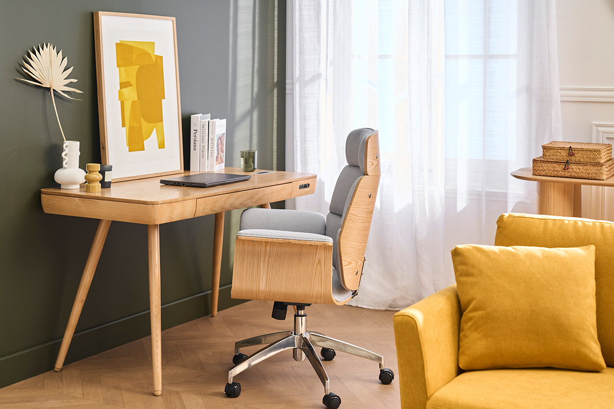 Poltrona da ufficio ELON in tessuto grigio e legno chiaro, vista laterale, accanto a una scrivania in legno.