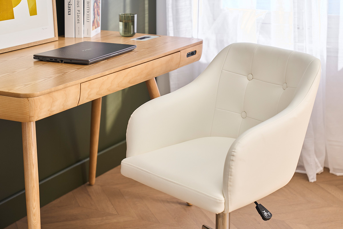 Sedia da ufficio bianca BALTIK vicino a una scrivania in legno chiaro, vista frontale.