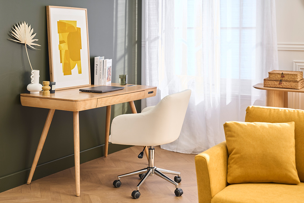 Sedia da ufficio bianca BALTIK di fronte a una scrivania in legno, vista da dietro.