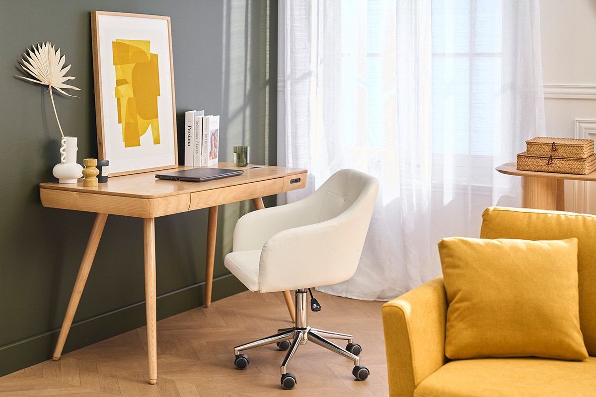 Sedia da ufficio bianca e cromata BALTIK davanti a una scrivania in legno, vista laterale.