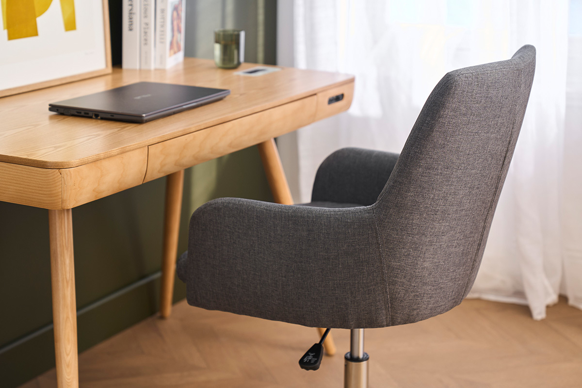 Sedia da ufficio SHANA grigio antracite vista da dietro con scrivania in legno.