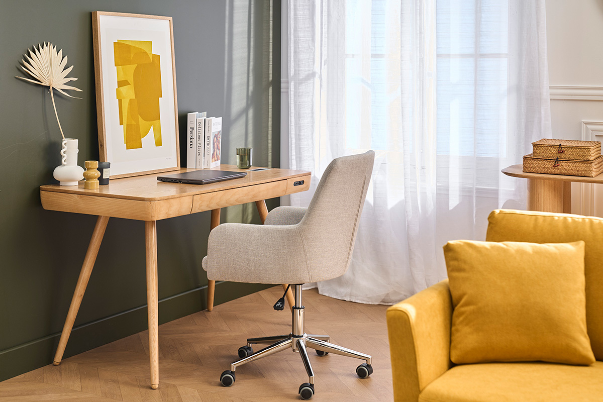 Sedia da ufficio SHANA grigio chiaro vista da dietro vicino a una scrivania in legno.