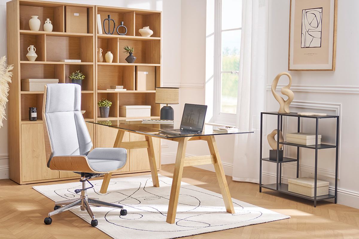 Sedia da ufficio design in tessuto e legno scuro in un ufficio moderno.