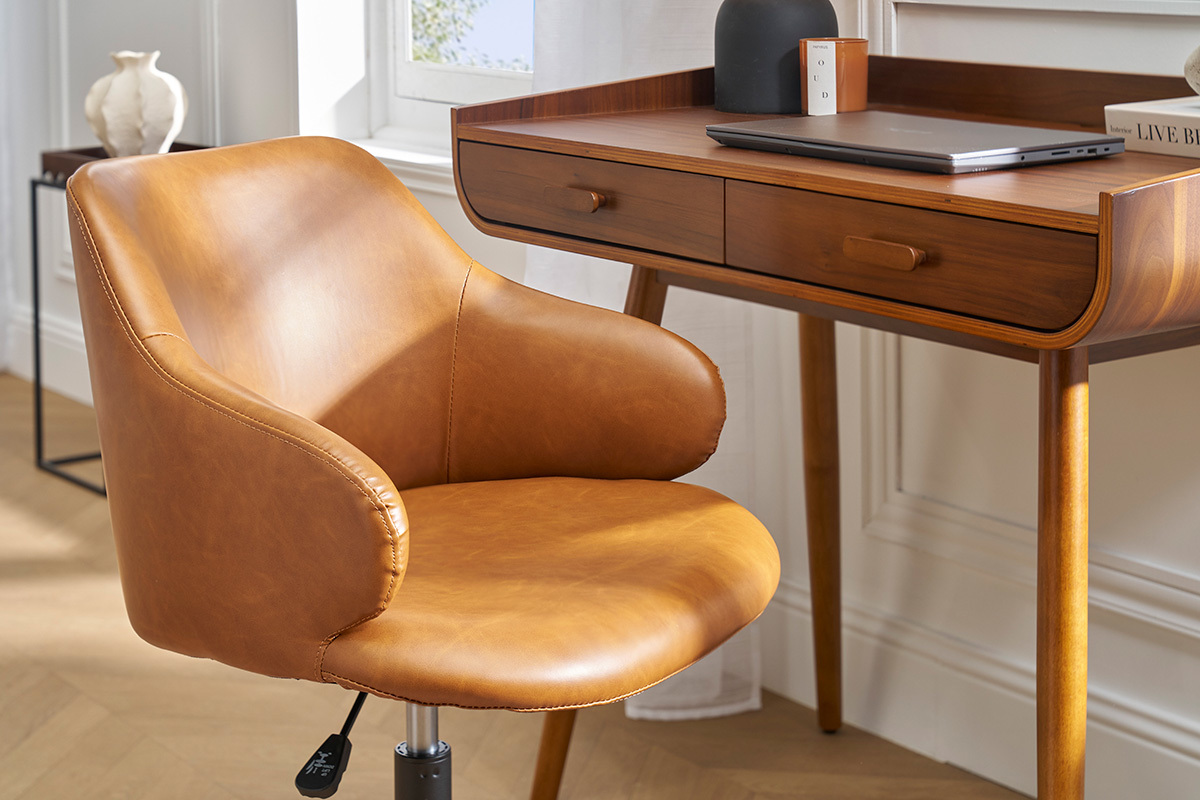 Sedia da ufficio vintage marrone davanti a una scrivania in legno.