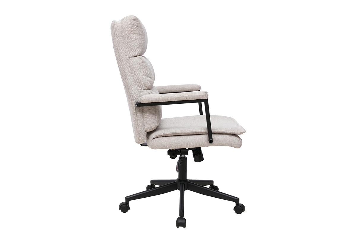Poltrona da ufficio girevole beige in tessuto effetto velluto, vista di profilo, con braccioli e struttura in metallo nero.