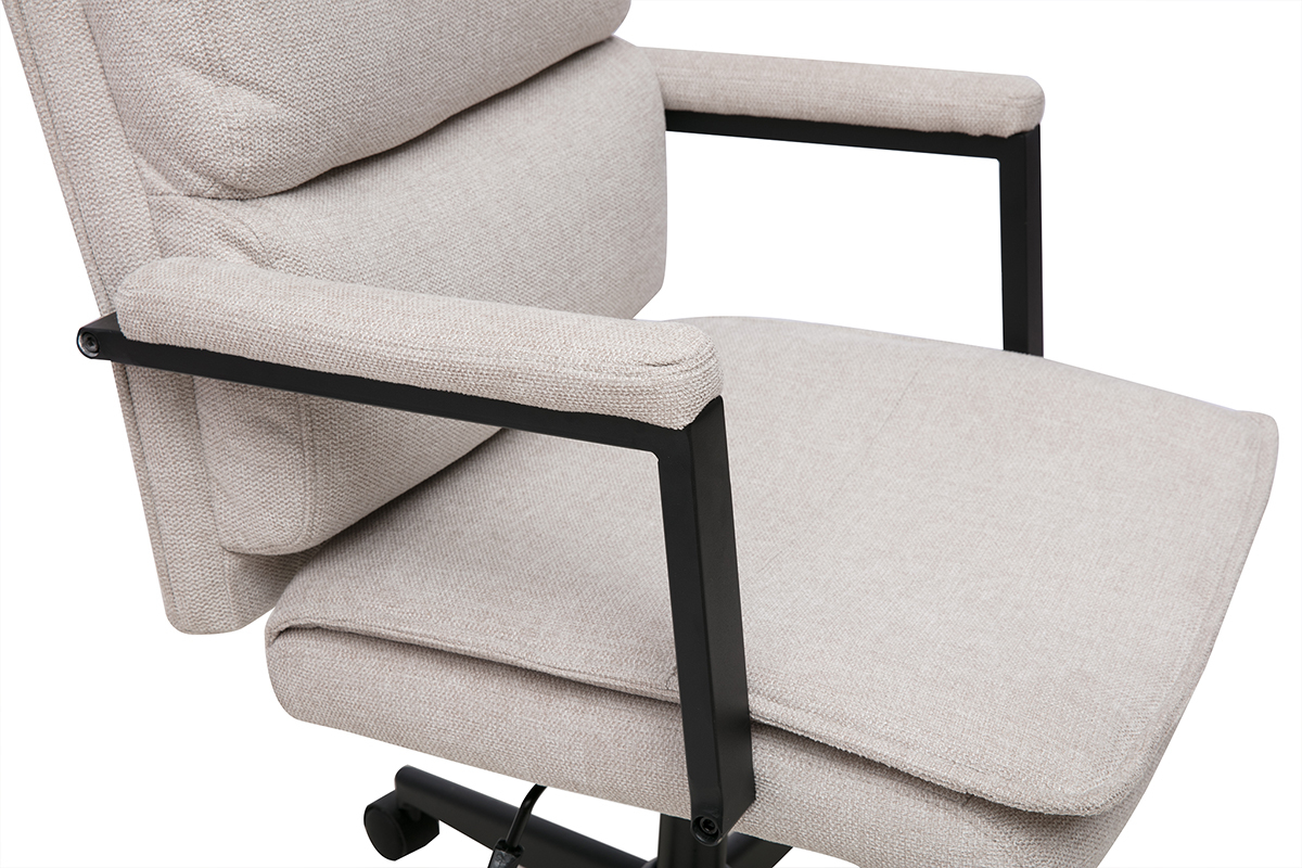 Sedia da ufficio in tessuto beige con braccioli e rotelle, vista laterale
