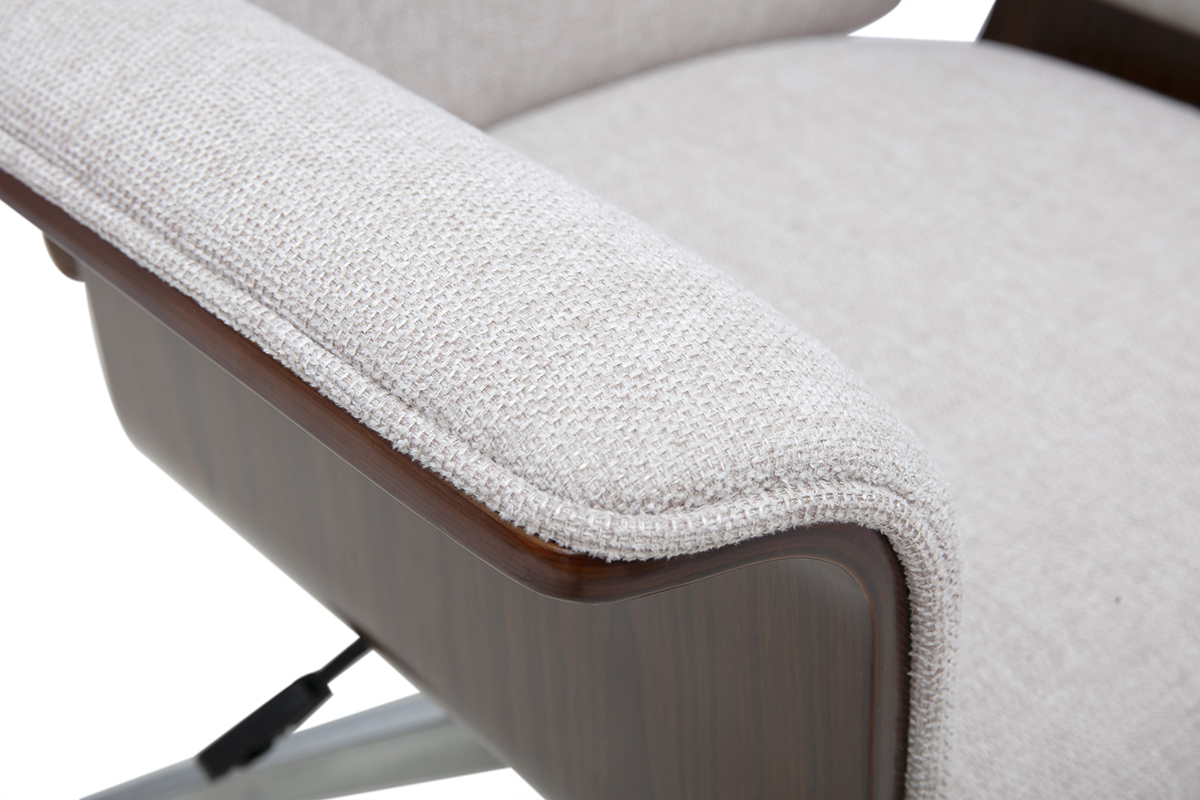 Primo piano sul bracciolo della sedia da ufficio ELON in tessuto effetto velluto beige e legno scuro.