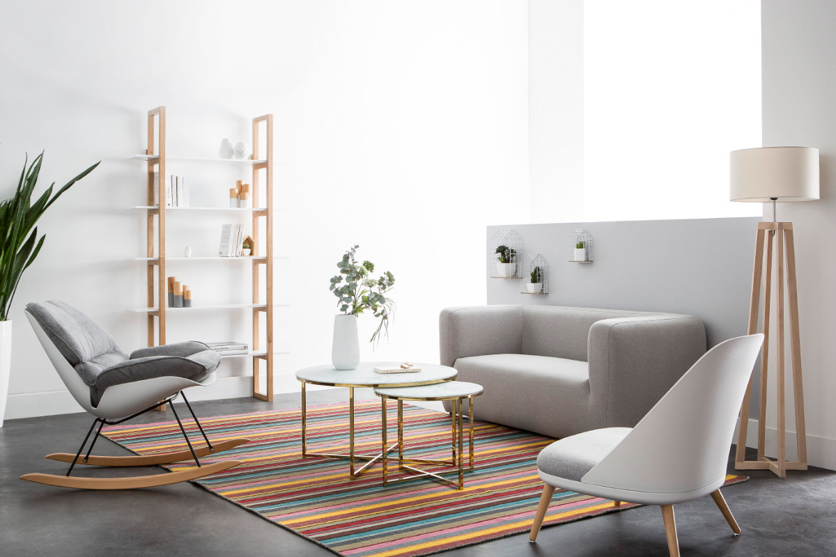 Poltrona design Bianco con cuscini in tessuto e piedi in legno chiaro LEAF