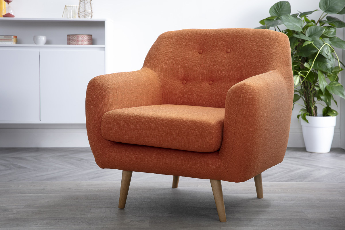 Poltrona design in tessuto arancione e piedi in legno chiaro OLAF