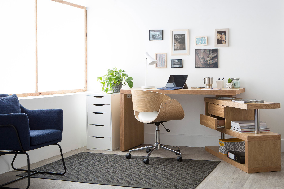 Poltrona design in tessuto blu scuro e struttura in metallo nero modello MONROE