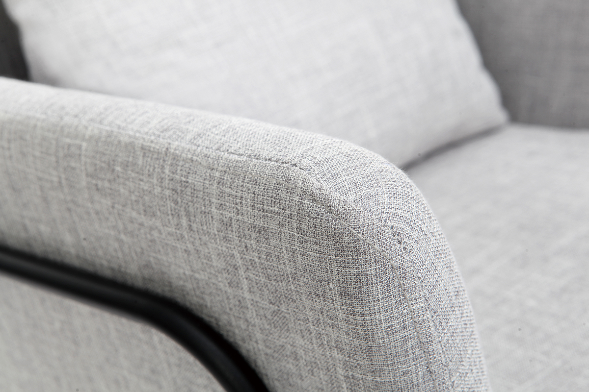 Poltrona design in tessuto di colore grigio chiaro e struttura in metallo nero modello MONROE