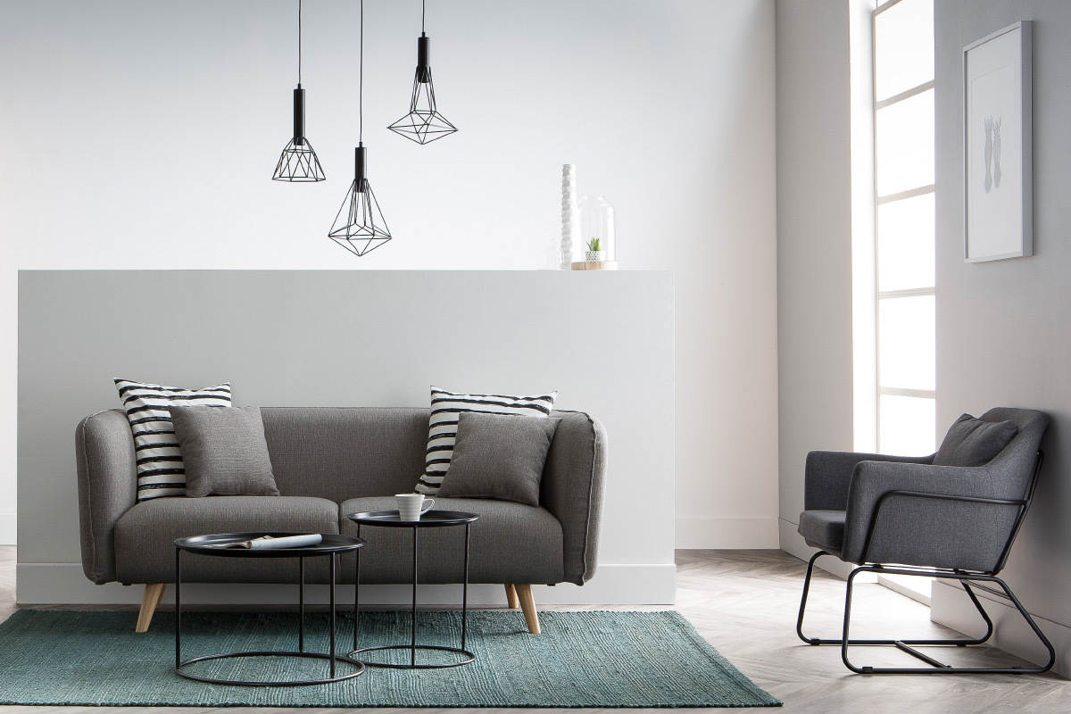 Poltrona design in tessuto di colore grigio chiaro e struttura in metallo nero modello MONROE