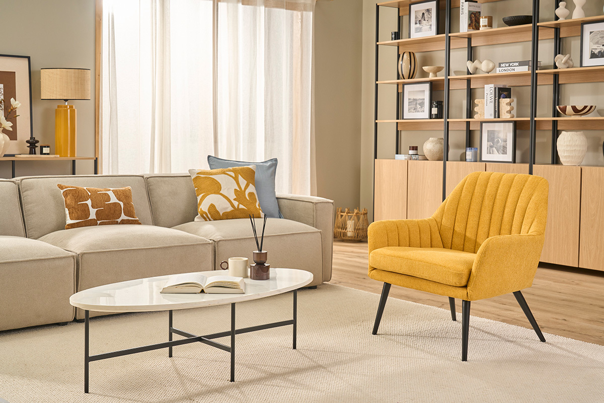 Poltrona design in tessuto effetto velluto testurizzato giallo senape e metallo nero GASTON