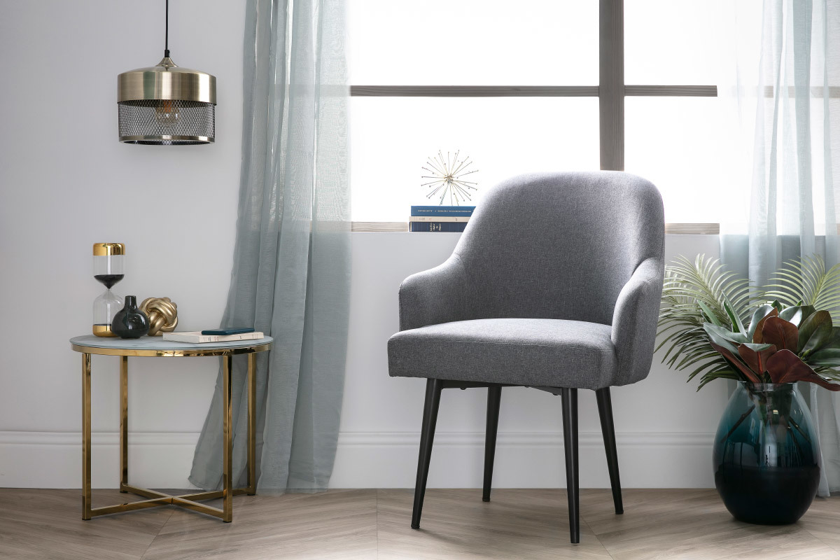 Poltrona design in tessuto grigio scuro e piedi in metallo nero AMON