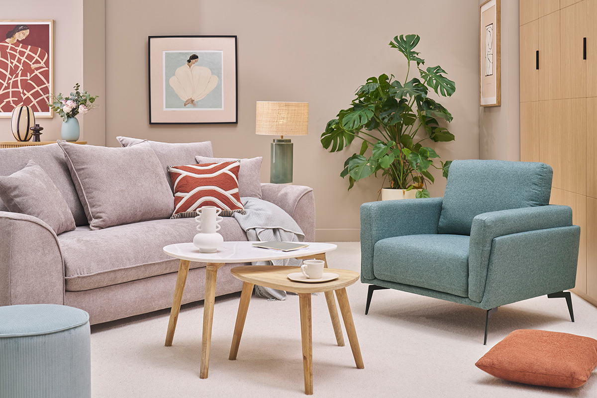 Poltrona design verde grigio e metallo nero MOSCO in un salone moderno.