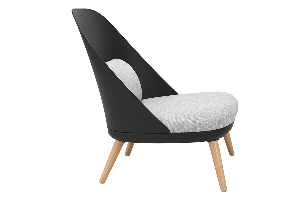 Poltrona design Nero con cuscini in tessuto e piedi in legno chiaro LEAF