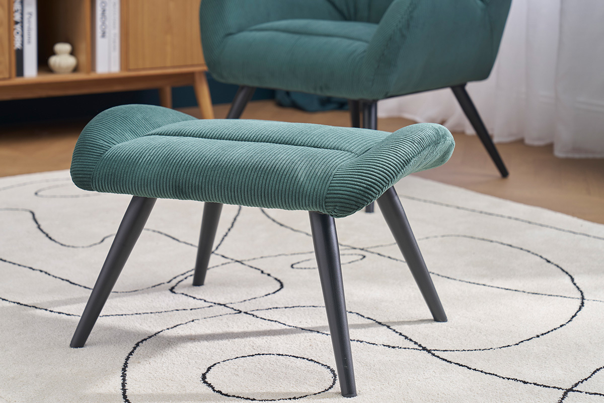 Poggiapiedi in velluto a coste verde con piedi in metallo nero, vista laterale.