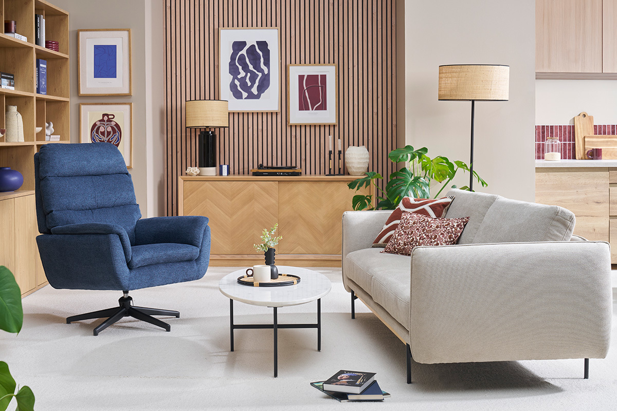 Poltrona girevole in tessuto chenille blu scuro e metallo nero JONAH