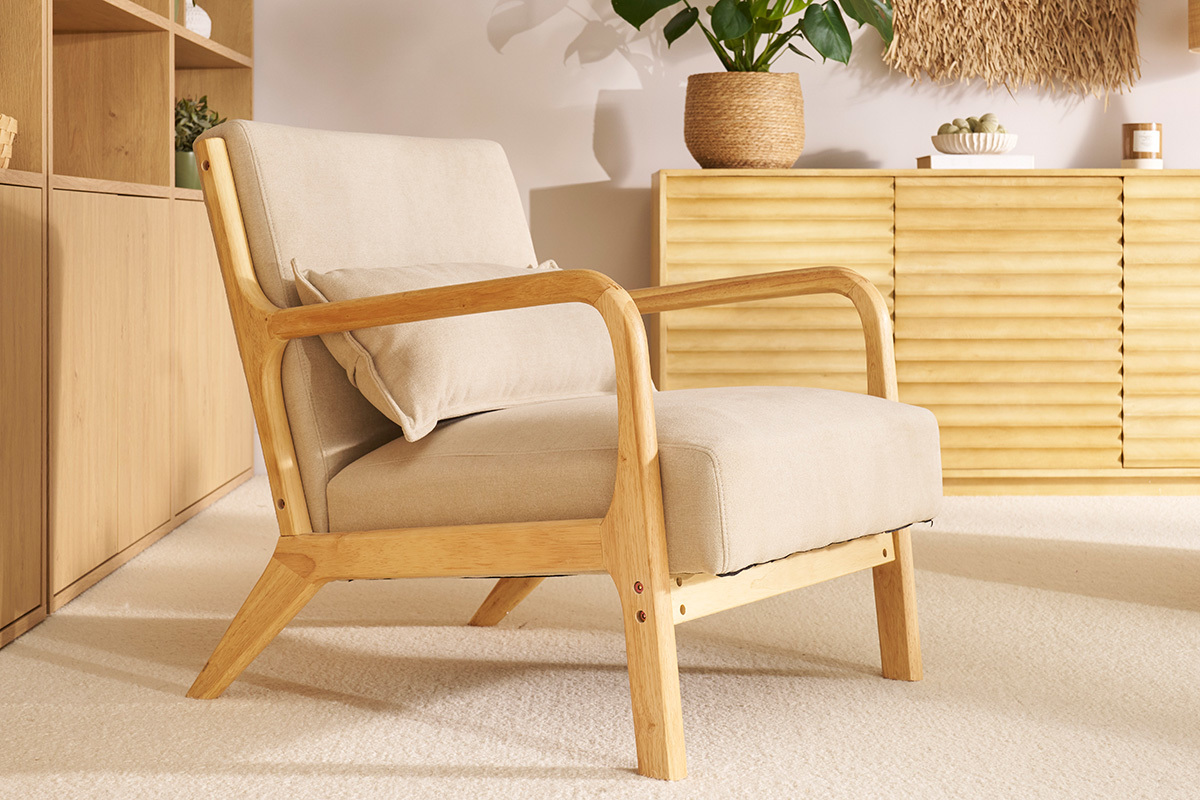 Poltrona in legno chiaro e tessuto effetto velluto beige DERRY